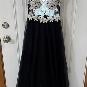 Elegant Black and White Prom Dress